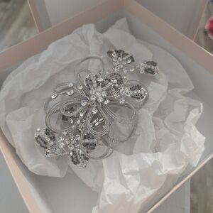 Elegant Silver Floral Hairclip